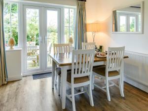 ein Esszimmer mit einem weißen Tisch und Stühlen in der Unterkunft The Bay - The Bolthole in Reighton