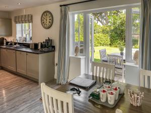 eine Küche und ein Esszimmer mit einem Holztisch und eine Küche und ein Esstisch in der Unterkunft The Bay - The Bolthole in Reighton