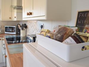 EarbyにあるCan-Y-Mor - Uk13379のキッチンカウンターの上に置かれた食品の箱 +15枚の写真