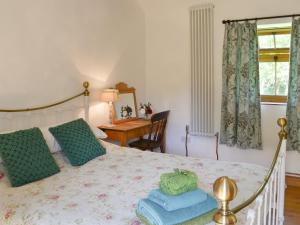 een slaapkamer met een bed met twee handdoeken erop bij Cornflower Cottage Ukc1897 in Dogdyke