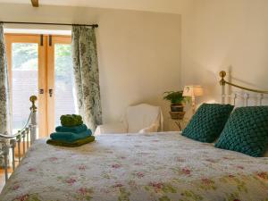 een slaapkamer met een bed met een teddybeer erop bij Cornflower Cottage Ukc1897 in Dogdyke