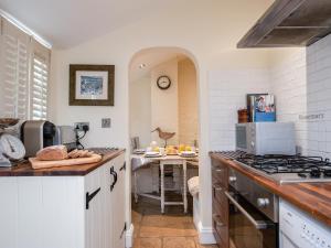 eine Küche mit Theke und Herd oberen Backofen in der Unterkunft Pebble Cottage in Aldeburgh