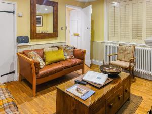 ein Wohnzimmer mit einer Couch und einem Couchtisch in der Unterkunft Pebble Cottage in Aldeburgh