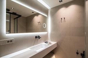 Koupelna v ubytování Kivos Luxury Apartments + 28 fotografií