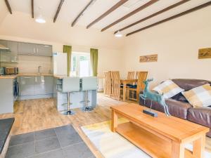 ein Wohnzimmer mit Sofa und Tisch in der Unterkunft Keepers Cottage - Uk30246 in Cray
