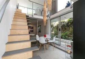 una escalera en una casa con mesa y sillas en Modern designer loft with solar, en Honeydew 7 fotos más