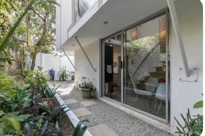 Casa con puertas correderas de cristal y patio en Modern designer loft with solar, en Honeydew
