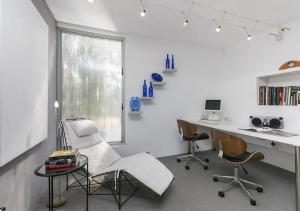 una oficina con escritorio, 2 sillas y mesa en Modern designer loft with solar, en Honeydew