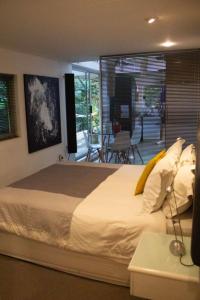 Un dormitorio con una cama grande y un balcón. en Modern designer loft with solar, en Honeydew