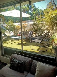 vistas a un patio con sillas y sombrilla en Modern designer loft with solar, en Honeydew 7 fotos más