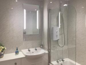 Koupelna v ubytování Ashbrooke- Hewetson Court + 3 fotografie