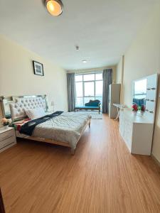 Postel nebo postele na pokoji v ubytování Full seaview luxury with gym,pool,jacuzzi,sauna,24x7 cafe,beach,restaurants,medical and more