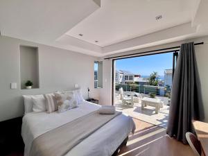 Postel nebo postele na pokoji v ubytování Blouberg Village Place