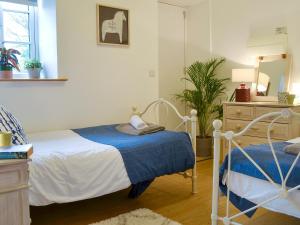 AshwaterにあるMeadowside Forgeのベッドとドレッサーと鏡のある寝室 +10枚の写真