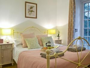 AshwaterにあるMeadowside Forgeのテディベアのベッドがある寝室