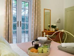 AshwaterにあるMeadowside Forgeのベッドルーム1室(ベッド1台、食料品のトレイ付)