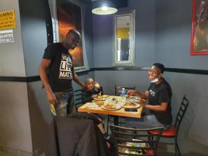 Φαγητό σε αυτό το ξενοδοχείο ή κάπου εκεί κοντά