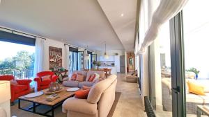 a living room with couches and a table at Villa Vacacional Las Encinas in Cuerres