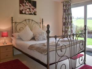 Saint CleerにあるSeatonのベッドと窓のある寝室