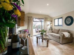 Χώρος καθιστικού στο Holders Cottage