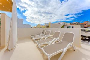 eine Sitzreihe auf dem Balkon in der Unterkunft 7BR House for 14 Guests with Big Terrace - Bonita Paradise in Guía de Isora