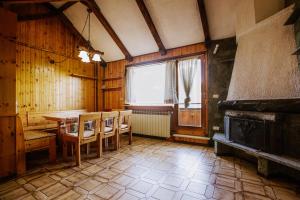 ein Esszimmer mit Tisch und Stühlen und einem Fenster in der Unterkunft Rifugio di Famiglia a due minuti dalle piste - Parcheggio e Wifi Gratuito in Sauze d'Oulx