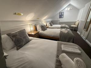 Postel nebo postele na pokoji v ubytování Central Hotel