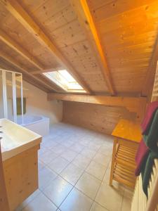 een badkamer met een houten plafond en een raam bij Chalet La Rose in Montriond