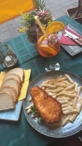 einen Teller mit einem Stück Fleisch und Pommes frites in der Unterkunft GS COTTAGE BED and BREAKFAST walking distance from Mall Road in Shimla + 16 Fotos