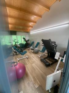 un gimnasio con varias cintas de correr y máquinas de ejercicio en Sporting Hotel Club, en Pelos