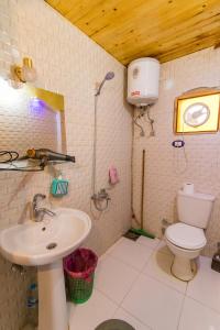 Ένα μπάνιο στο Casa Nile View rooms - Nubian House +44 φωτογραφίες