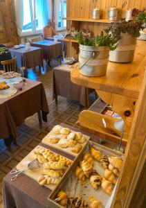 una panadería con un montón de diferentes tipos de repostería en Sporting Hotel Club, en Pelos 30 fotos más