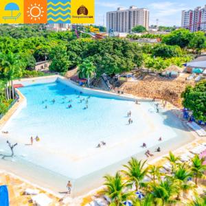 ein Bild eines großen Swimmingpools in einem Resort in der Unterkunft Piazza diRoma com acesso ao Acqua Park - Heloísa Cn in Caldas Novas