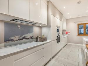 Kuchyň nebo kuchyňský kout v ubytování Primrose Cottage