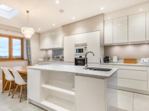 Kuchyň nebo kuchyňský kout v ubytování Primrose Cottage