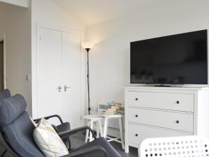 TV a/nebo společenská místnost v ubytování The Isle View Nest - Uk13547