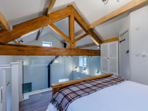 ein Schlafzimmer mit Bett und Holzbalken in der Unterkunft Sycamore Cottage At Naze Farm in Chinley