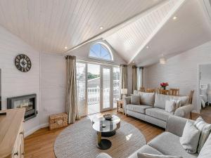 a living room with a couch and a fireplace at Fuchsia Lodge in Willington