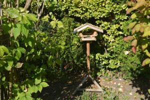 a bird house sitting in the middle of a garden at Kiek mol in in Ottensen
