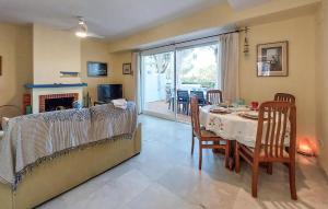 ein Wohnzimmer mit Tisch und ein Esszimmer in der Unterkunft 3 Bedroom Cozy Home In Islantilla - Isla Cris in Islantilla