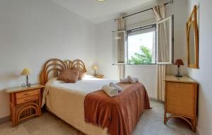 ein Schlafzimmer mit großem Bett und Fenster in der Unterkunft 3 Bedroom Cozy Home In Islantilla - Isla Cris in Islantilla