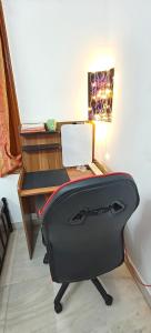 uma mesa com um computador portátil em cima dela em The Duplex House HSR em Bangalore