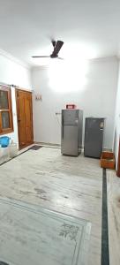 uma sala vazia com uma cozinha e um teto em The Duplex House HSR em Bangalore