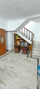 um quarto com uma escada com cadeiras e uma escada em The Duplex House HSR em Bangalore mais 2 fotografias