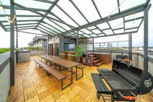 um pátio com bancos e mesas no telhado em 浮雲拾光 em Dongshan