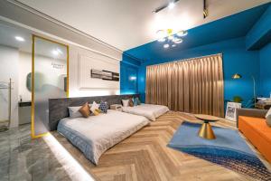 duas camas em um quarto com paredes azuis em 浮雲拾光 em Dongshan