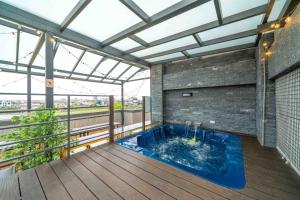 een hot tub op het balkon van een gebouw bij 浮雲拾光 in Dongshan