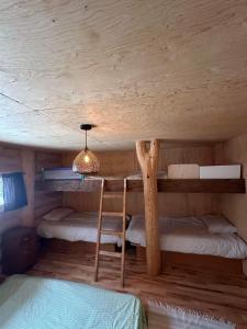 a room with two bunk beds in a cabin at Hébergement Mauricie, La Tuque in La Tuque