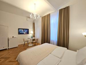 Postel nebo postele na pokoji v ubytování Urban Nest Wolfova by the Triple Bridge