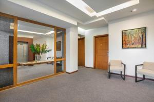 una oficina con un pasillo con sillas y una mesa en Pefka Hotel, en Tesalónica